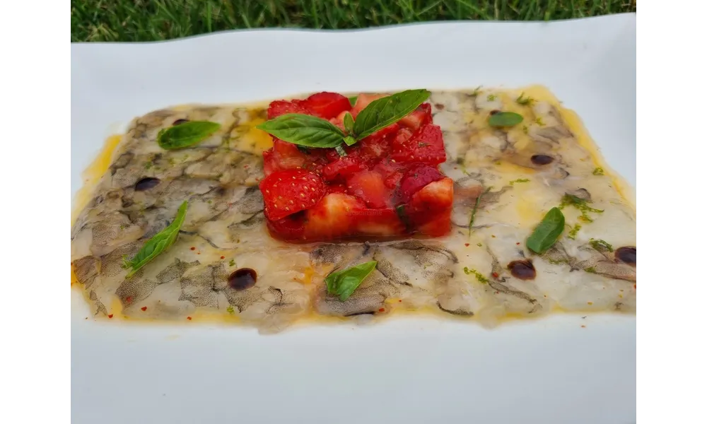 Carpaccio de gambas et son tartare de fraises au basilic