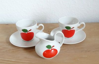 Tasses et pichet 'pommes'