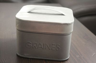 La boîte à graines en fer gris ...