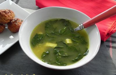 Bouillon de poulet au tofu et aux épinards, sans gluten et sans lactose