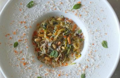 Spaghetti de courgettes, tomates séchées et pignon,  crème de parmesan