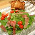 Salade de pousses d’épinard au roquefort, jambon cru et tomates cerises