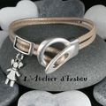 Bracelet enfant ou femme cuir rond beige métallisé et breloque petite fille