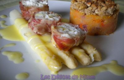 Filet de lotte en croûte de pancetta, asperges sauce hollandaise et crumble de stoemp aux carottes
