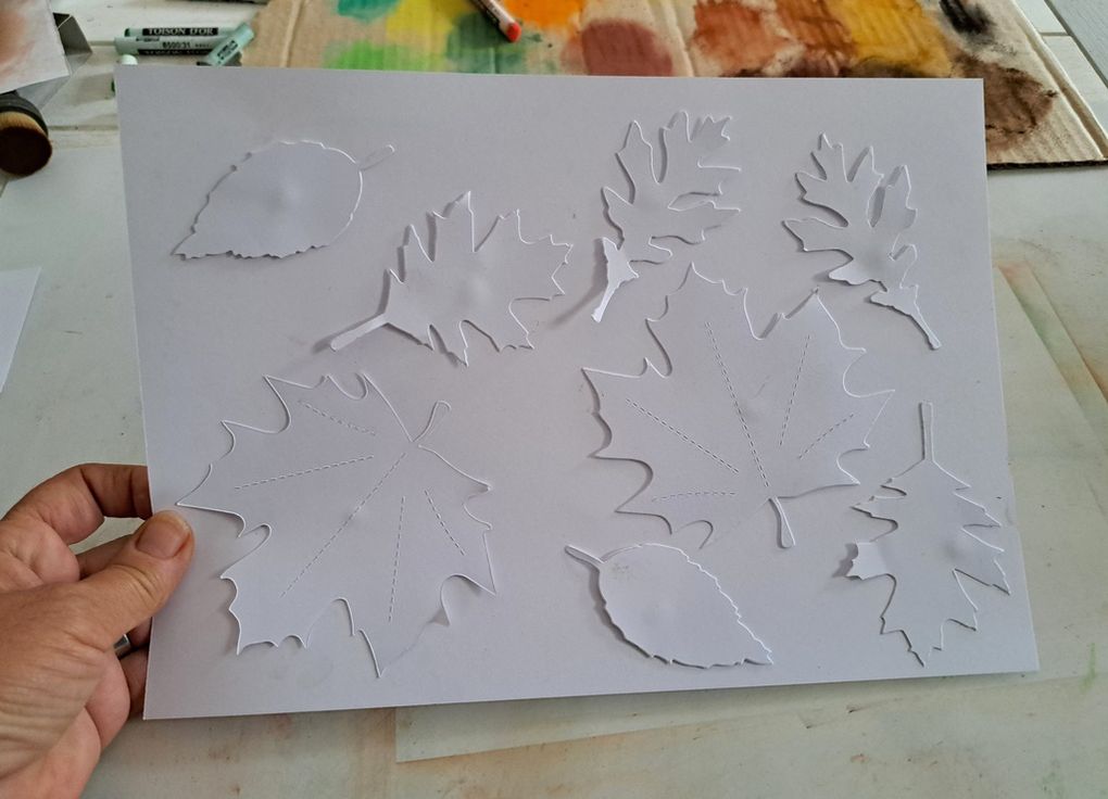 Avec différentes feuilles d'arbre, sans les déplacer
