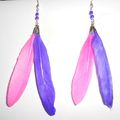 plumes violet et rose ; rocailles ; attaches en métal argent