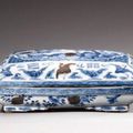 Boîte couverte en porcelaine bleu blanc et rouge de cuivre. Chine, dynastie Ming, époque Wanli (1573-1620). 