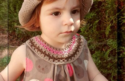 Robe à col au crochet et son chapeau