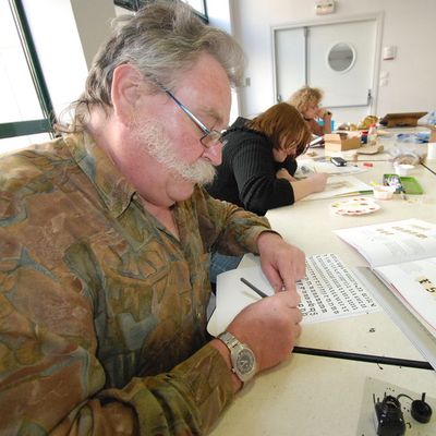 Notre ébéniste Dominique se lance dans la calligraphie gothique