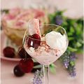 Verrine fromage blanc aux cerises et son croquant meringue/biscuit rose.....