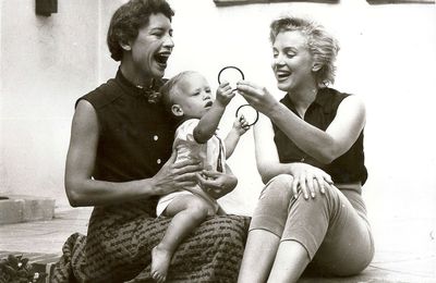 1954, Los Angeles - Marilyn et une voisine de Schaefer