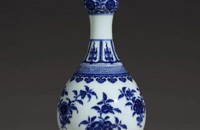 A fine blue and white garlic-mouth vase, Seal mark and period of Qianlong (1736-1795)