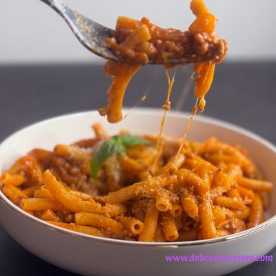Pâtes à la viande et à la mozzarella fondante