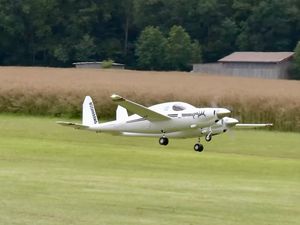 Le Rutan Boomerang, bimoteur RC dissymétrique.