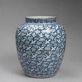 Époque Ming, potiche et vase bouteille Wanli; une jarre guan et une vasque bleu et blanc