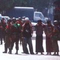 Plus de 1.000 manifestants détenus sur un campus à Rangoun