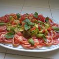 Salade de tomates aux avocats à l’ail et au basilic