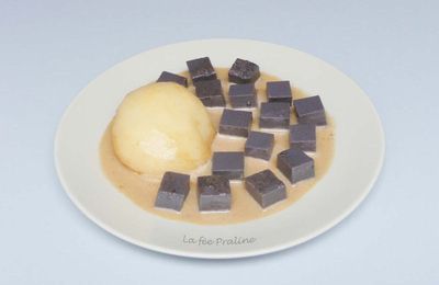 Gelée de sésame noir à la poire et à la sauce à l'amande