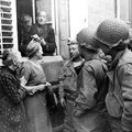 photo de G.I.'s avec des habitants d'Avranches en 1944 : informations wanted!