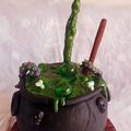 Gâteau chaudron gravity cake - cauldron cake