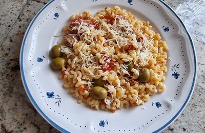 PÂTES TOMATES THON et OLIVES