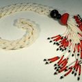 Sautoir torsadé de perles de culture rehaussé d'un pompon en corail, perles et onyx.