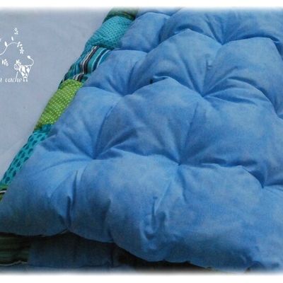 Edredon moelleux patchwork en tissu turquoise, bleu pour bébé ou enfant.