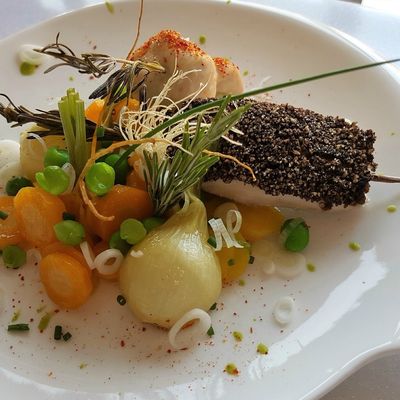 Brochette de filet de poulet au romarin en croute d'ail noir, Jus d'infusion de Romarin et petits pois