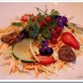 Salade chou blanc, fraises, groseilles et fleurs