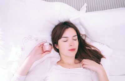 SOMMEIL ET BELLE PEAU, C’EST VRAIMENT LIÉ ?