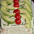 SANDWICH-CAKE AVOCAT, MOZZARELLA, TOMATES CERISE FROMAGE FRAIS