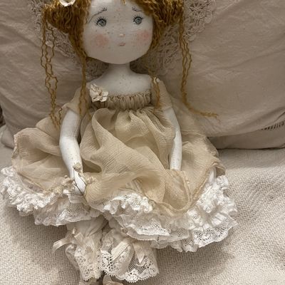 Léonie tout en froufrous..(35cm)