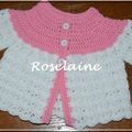 Une brassière rose et blanche au crochet
