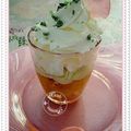 Verrine pêches mangues, chantilly au mascarpone, pistache et verveine cristallisée