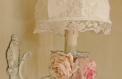 Applique simple aux roses et son abat-jour