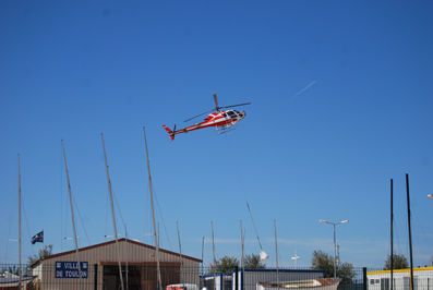 Toulon ce matin : un hélicoptère aide aux travaux sur la plage