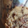 Cookies au chocolat, raisins et noisettes.