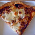 Pizza au poulet fumé, ananas caramélisé et mozzarella