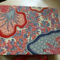 Pour changer des bijoux, une boite livre ! et un peu de tapisserie...
