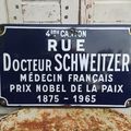 Ancienne plaque de rue Docteur Schweitzer. French Enamel Sign