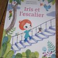  Iris et l'escalier, par Anna de Sandre et Chiaki Miyamoto