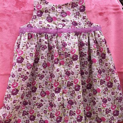 Une jolie robe froncée des intemporels pour bébés