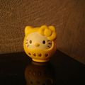 HELLO KITTY HARIKO DARUMA EN JAUNE