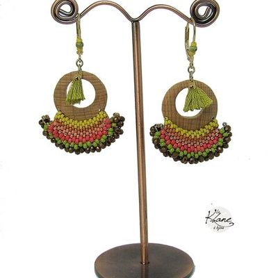 Bois et perles de rocailles 