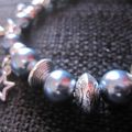 Bracelet perles "imitation perles de culture" et breloques argentées