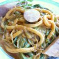 Spaghettis de courgette et nouilles udon en sauce saté