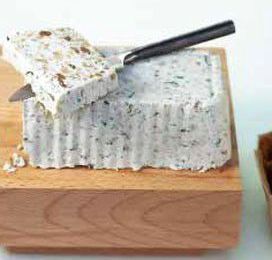 TERRINE DE ROQUEFORT, NOIX ET RAISINS
