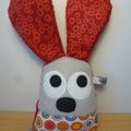 Hochet lapin gris rouge et blanc - jouet d'éveil
