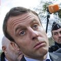 LA REALITE EST QUE MACRON CET HOMME MARCHE... MAIS A COTE DE SES POMPES !