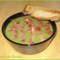 Soupe de laitue, lamelles de jambon et pain grillé